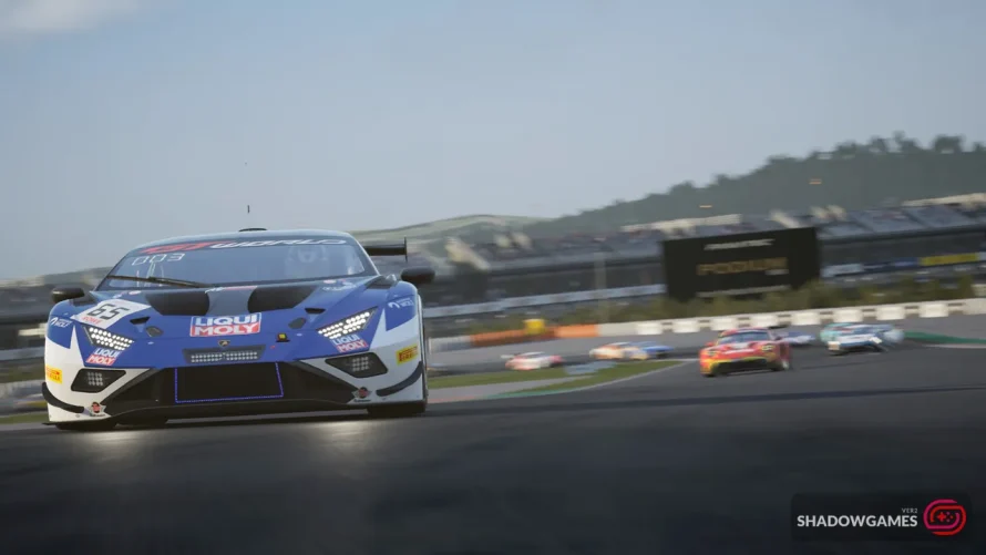 خودروی مسابقه ای آبی و سفید جلوتر از رقیبان در بازی آنلاین Assetto Corsa Competizione