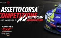 کاور بازی Assetto Corsa Competizione با لوگوی رسمی بازی روی خودروی مسابقه ای آبی و زرد