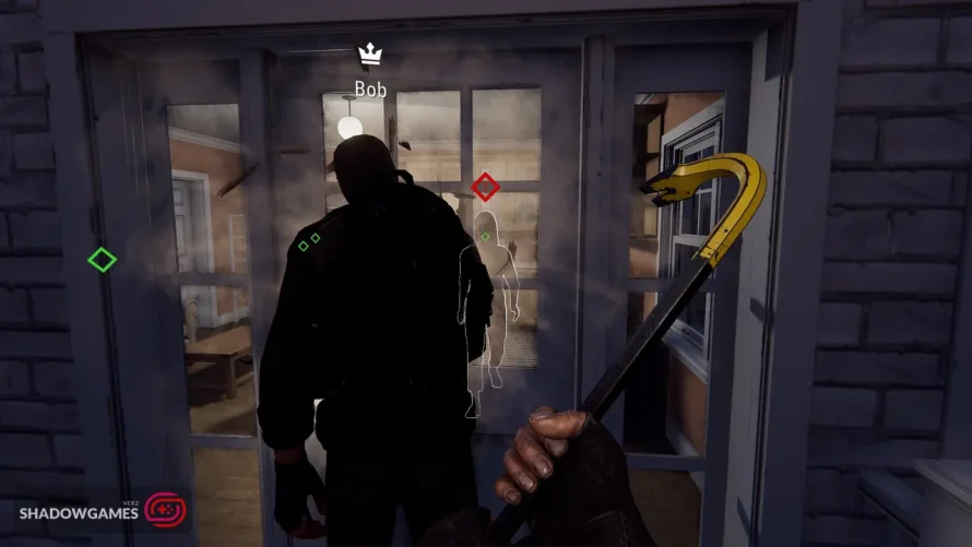 هم تیمی نقاب دار پشت در شیشه ای یک خانه در بازی آنلاین Crime Simulator