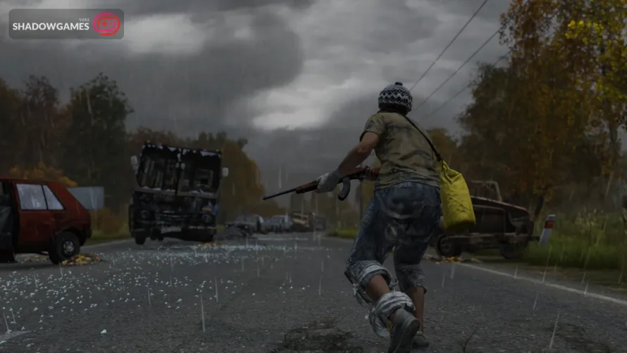 بازمانده ای با تفنگ در حال دویدن زیر باران روی جاده در بازی آنلاین DayZ