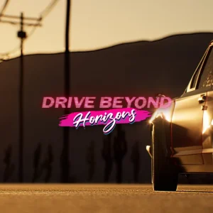 کاور بازی Drive Beyond Horizons با لوگوی رسمی بازی روی خودرویی کلاسیک در جاده هنگام غروب