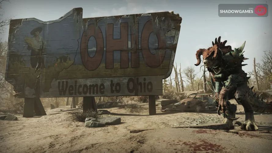 هیولای شاخ دار کنار تابلوی خوش آمدگویی فرسوده در بازی آنلاین Fallout 76