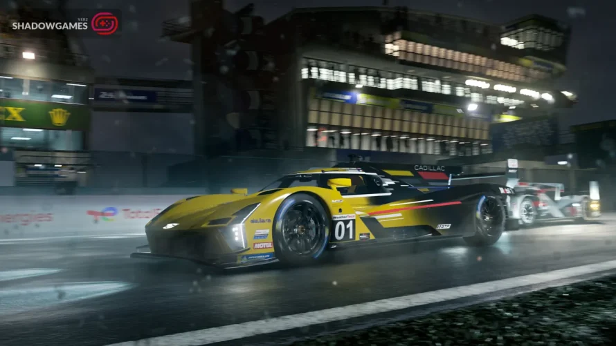 ماشین مسابقه زرد زیر باران شبانه جلوی جایگاه روشن در بازی آنلاین Forza Motorsport