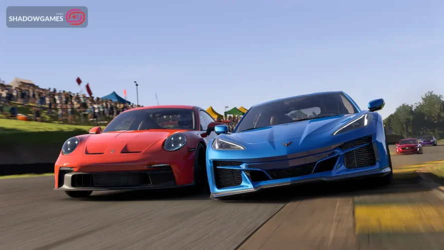 دو ماشین اسپرت قرمز و آبی شانه به شانه جلوی تماشاگران در بازی Forza Motorsport