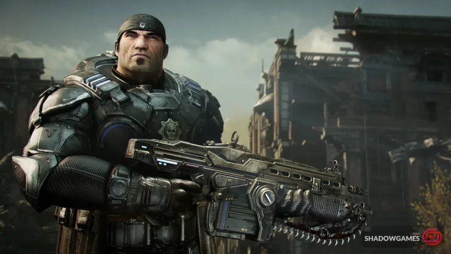 سرباز با تفنگ اره دار جلوی ساختمان های ویران در بازی Gears of War: Reloaded
