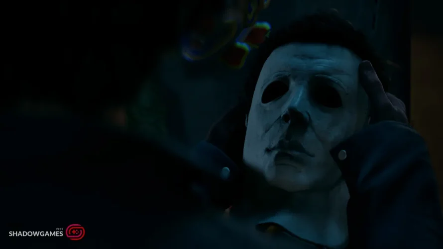 Michael Myers هنگام گذاشتن ماسک سفید بر صورتش در بازی آنلاین Halloween: The Game