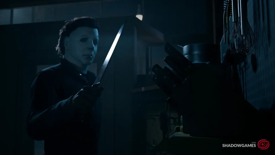 Michael Myers با چاقوی بزرگ کنار جاچاقویی آشپزخانه در بازی Halloween: The Game