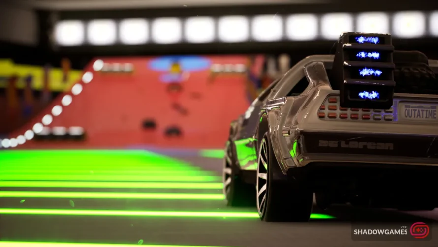 ماشین نقره ای براق روی پیست با نورهای سبز در بازی آنلاین HOT WHEELS UNLEASHED