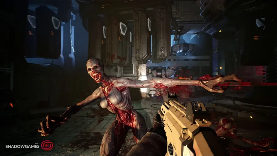 هیولای خون آلود با دهان باز روبه روی تفنگ بازیکن در بازی Killing Floor 3