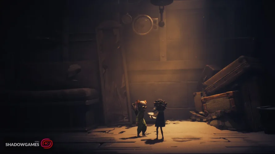 دو کودک کنار چمدان های کهنه در اتاقی نیمه تاریک در بازی آنلاین Little Nightmares III