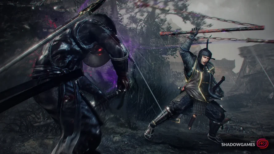 جنگجو مقابل دشمن سیاه پوش زیر باران در بازی آنلاین Nioh 2 – The Complete Edition