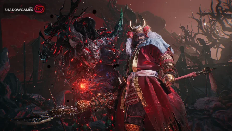 سامورایی ریشو با زره سرخ کنار هیولایی تیره با رگه های درخشان در بازی Nioh 3