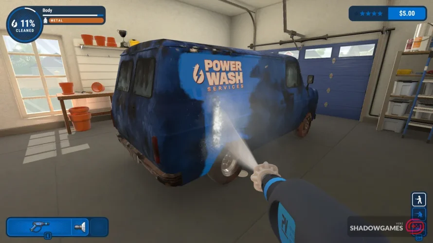 بازیکن در حال شستن ون آبی کثیف داخل گاراژ در بازی آنلاین PowerWash Simulator