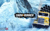 کاور بازی SnowRunner با لوگوی رسمی بازی روی کامیون زرد حامل لوله در کوهستان برفی