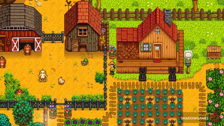 کشاورز کنار خانه چوبی و زمین کشت شده پر از مترسک در بازی آنلاین Stardew Valley