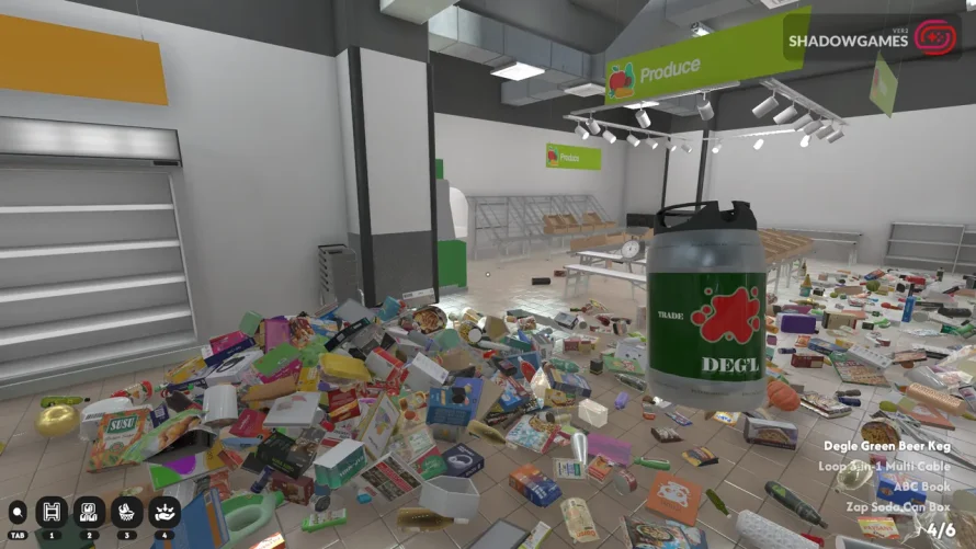 بشکه ای سبز در دست بازیکن میان کالا های پراکنده کف فروشگاه در بازی Supermarket Chaos