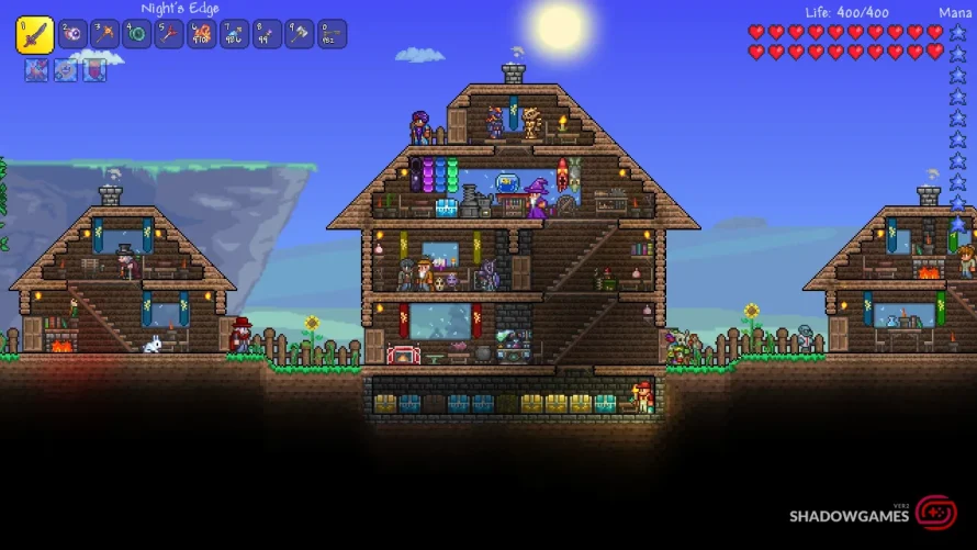 خانه های چوبی چند طبقه پر از شخصیت های ساکن زیر آفتاب در بازی آنلاین Terraria