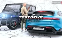 کاور بازی Test Drive Unlimited Solar Crown با لوگوی رسمی بازی روی مردی میان دو خودرو