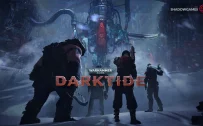 کاور بازی Warhammer 40,000: Darktide با لوگوی رسمی بازی روی چهار جنگجو در طوفان برف
